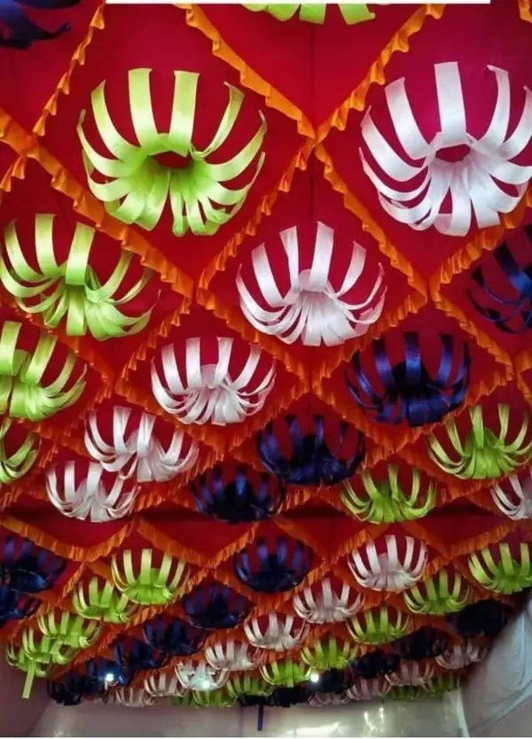 Lantern puff ceiling, red and green