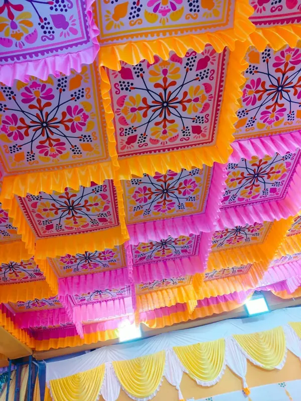 Printed panel ceiling with frills