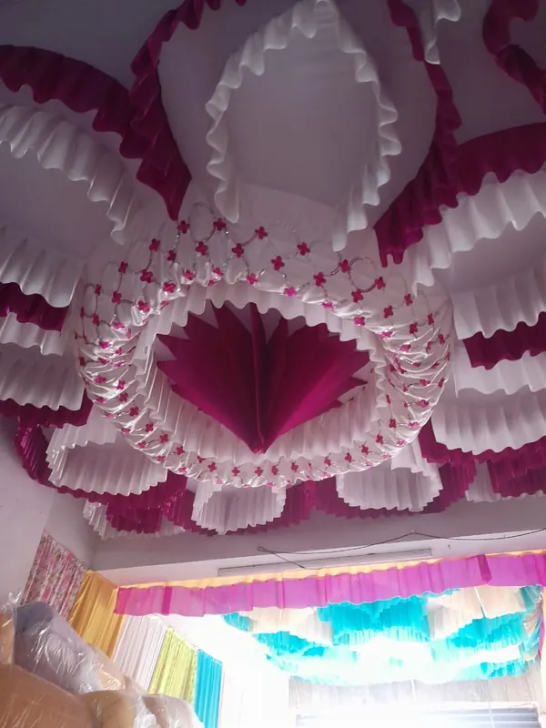 Fan centrepiece, maroon and white